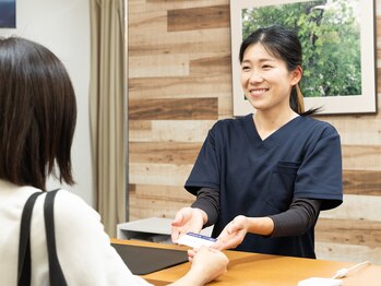 浦和のあ鍼灸整骨院/受付でご予約の確認を致します