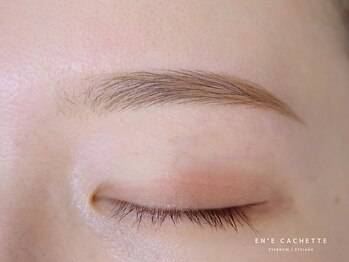 エンカシェット 代官山(En’e cachette)の写真/【初めての方も◎】オーガニックWAXで叶える。自眉を活かして、印象が変わるナチュラル美眉デザイン◇