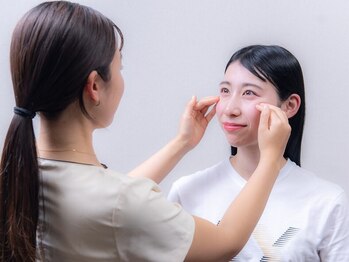 小顔整体研究所 KSラボ 梅田店の写真/顔の歪みを整えて圧倒的な若見え！顔の歪み改善&目の高さ調節！【小顔整体コルギ+顔の歪み矯正】