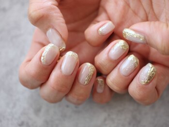 ネイル アトリエ コモード(nail atelier Comodo)/ニュアンスネイル [ゴールド]