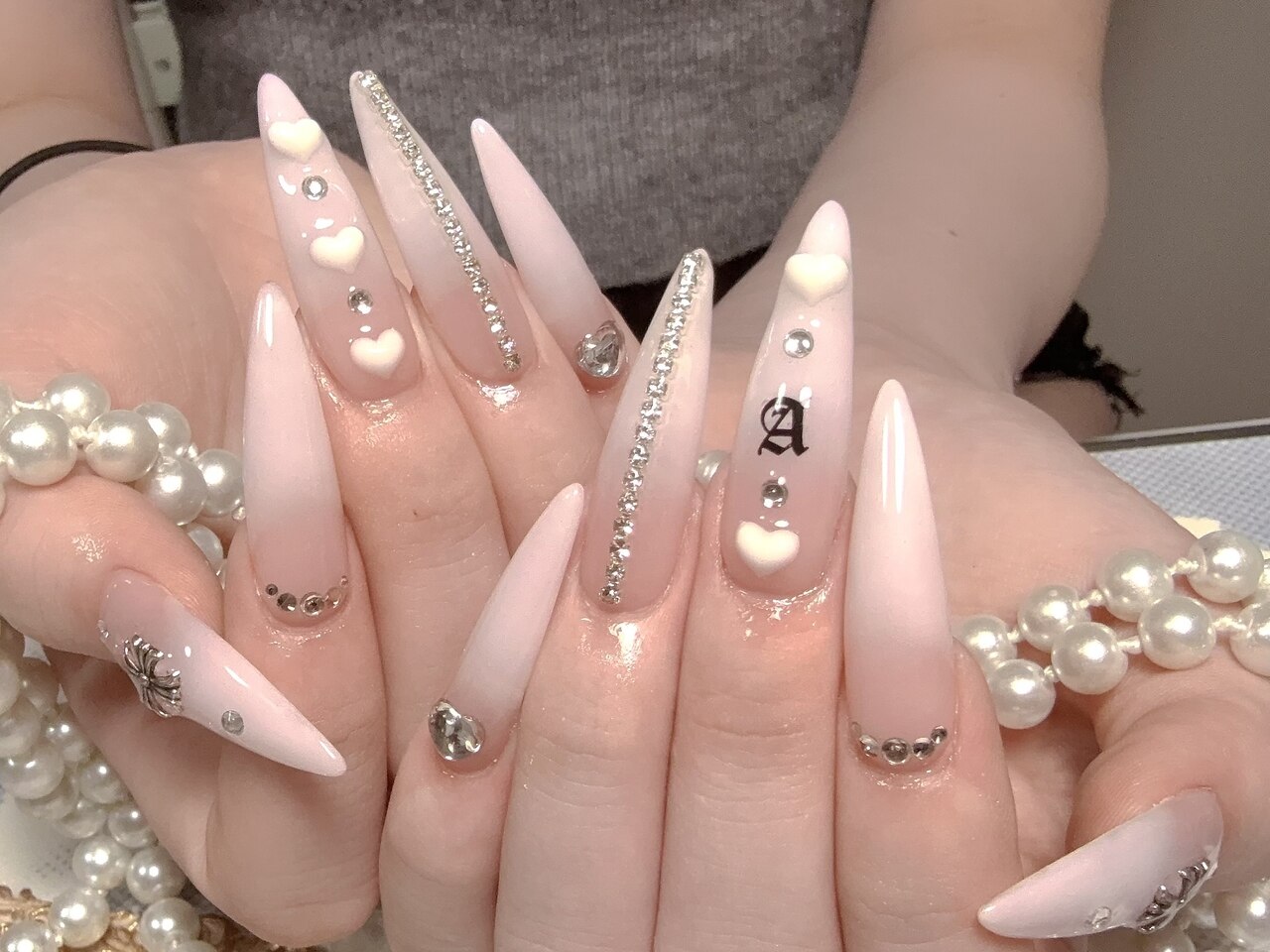 2025年-2026年冬トレンド】ホワイト スーパーロングのネイルデザイン集