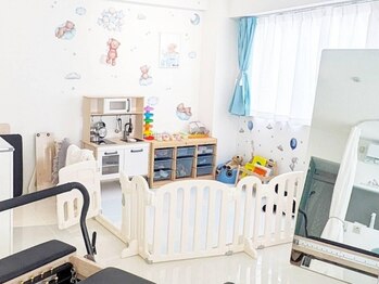 ブリエ(Briller)の写真/ママの視界にキッズスペース。白を基調とした開放感あるサロン