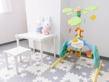 サロン チッチ(Salon titti)の写真/【キッズスペースあり◎】お子様と一緒にご来店も大歓迎！ライフスタイルに合わせて丁寧に施術します♪