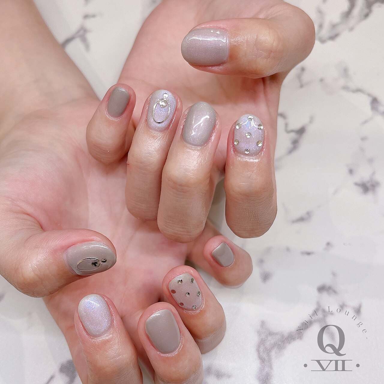 2026年冬トレンド】シルバー ストーンのネイルデザイン集｜人気順｜7
