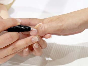 ハンドケアプラス 三鷹(HANDCARE+)の写真/二枚爪/深爪/爪の縦筋/ささくれなど自爪のお悩みを丁寧なケアと赤色LEDで解消！健康的な美爪に♪