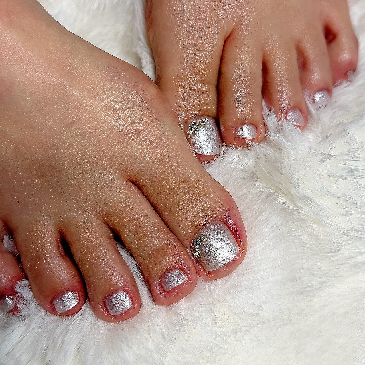 2026年冬トレンド】ホワイト ワンカラー フットのネイルデザイン集