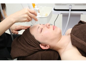 サロン ディ レアーレ(SALON DI REALE)の写真/たるみが気になる方へ♪話題のヒト幹細胞施術で決まり★全身のリンパマッサージも併用が可能!