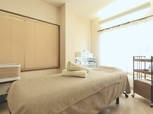 南向きの明るいサロン内。