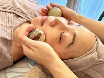温香(onka)の写真/肌、表情筋、神経に同時にアプローチ。瞬間ごとの変化を心と体で感じられる“体感型”ストーンフェイシャル