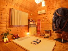 ホアイロナ(Hoailona)の雰囲気（木の温もりを感じるログハウスの広々としたお部屋でゆったり施術）