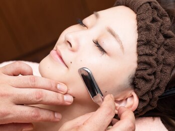 キュア アンド ケア ラボ タカハシ(TAKAHASHI )の写真/専門学校の美容教師歴20年、見極める/教える力が備わってる!似合う眉デザインや襟デザインには自信あり◎