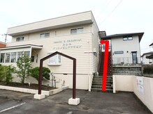 みかみオリエンタルケアサロンの雰囲気（駐車場完備・入口は階段をのぼって2階です。）