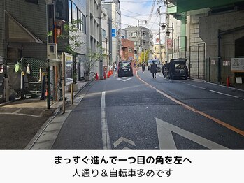 エコナ 代々木上原(Econa)/まっすぐ進むと左手にパン屋さん
