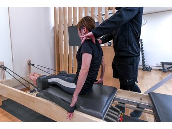 リプラス(Re+Plus)/ マシンピラティス風景