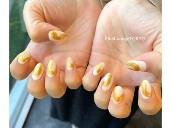 プルースラウンジ トウキョウ(Plus Lounge TOKYO)/乳白色×ゴールドうねうねネイル