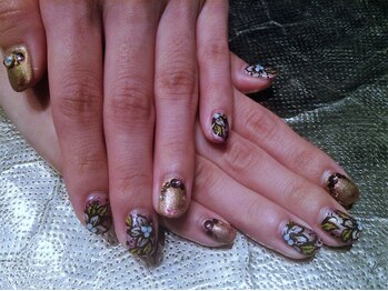 オーロラ(AurorA)/オールドテイストの花柄デザイン