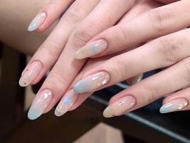幻想的なブルーオーロラネイル
