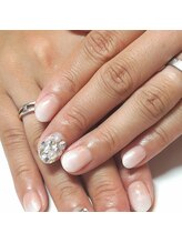 ネイルアンドまつげエクステ専門サロン スリー(THREE)/シンプル白グラデ