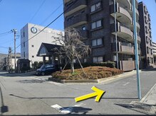 ビノス(Binosu)の雰囲気（エントランスがこちら。駐車場は右の道を進みすぐ左手に。）