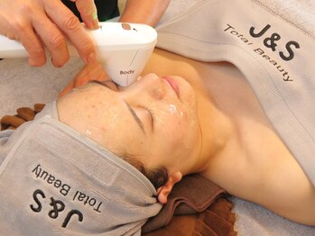 ジェイアンドエス トータルビューティー(J&S Total Beauty)の写真/【東中野1分】気になる目じりや眉間のしわも改善！微弱な電気の力を利用し美容成分を肌の奥深くまで浸透♪