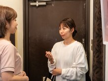 シーズ/501号室にてスタッフがお出迎え