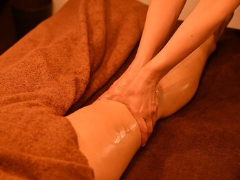 フォーシーズンズ(Four Seasons)/全身リンパ4/表側の脚マッサージ