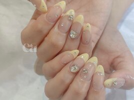 ビジューフレンチネイル