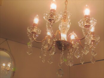 エー サロン(A salon)/美しい光のもとで