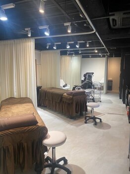 ジル アイラッシュアンドネイル(Jill)の写真/半個室完備！駅チカで仕事帰りや買い物帰りに通いやすいのが嬉しい♪お客様の理想の目元を演出いたします☆