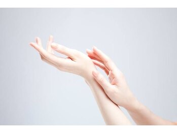 エクラン(ECRAN)の写真/【ジェルお休み中の方/ネイルが出来ない方に◎】美フォルム&丁寧なハンドケアで大人女性のお手元を美しく！