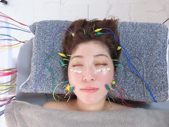 ハリスト 茅ヶ崎(Haristo)の写真/【完全個室◎】微弱電流×美容鍼でアプローチ。気になるもたつきをケアし、スッキリ小顔な印象へ♪