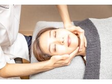 【小顔矯正・首肩デコルテマッサージ】顔のむくみ・たるみの改善・エラ張りなどお悩みを解消いたします。