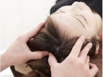 サロン キママ(Salon Kimama)の写真/【脳疲労と毛髪ケアに欠かせない頭のリンパケア】凝り固まった頭皮をほぐし自律神経を整えるマッサージ