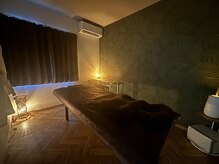 ラ シャンブル デ ルポ(la chambre de REPOS)の雰囲気(落ち着いた雰囲気のお部屋です。大きめの施術ベッドは男性にも◎)