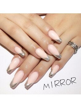 変形フレンチのミラーネイル！