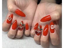 ワンカラーにパーツをプラスして特別なネイルに