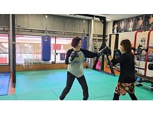 ボクシングジムならではのミット打ちもできます☆