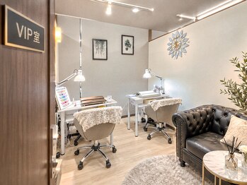 ヌード ネイルスタジオ 千葉店(Nude Nailstudio)の写真/半個室空間でゆったり♪1000色以上の豊富なカラーをご用意韓国ネイル/ワンホンネイル/スカルプ/長さだし