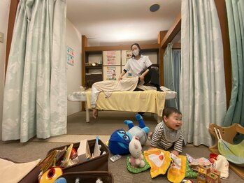 子育てママの整体サロン/施術中のお子様の様子