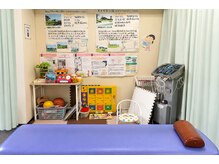 たかやなぎ整体院の雰囲気（お子様がママさんと離れなくても大丈夫な配置です）