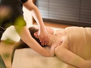 サヤン(Sayang)の写真/首肩のコリに効果的なバリニーズ手技で筋肉の奥深くまで丁寧にほぐして、自分では届かない深い癒しを提供★