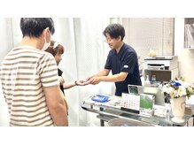 天照鍼灸接骨院の雰囲気（狭いお店ですが、元気で活気のあるお店となっております。）