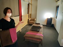 ココモム(coco-momu)の雰囲気（半個室の施術空間　椅子で待てるお子様なら同じエリアで待てます）