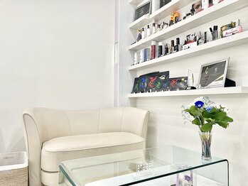リラ 上大岡店(Lilas)/白を基調とした店内