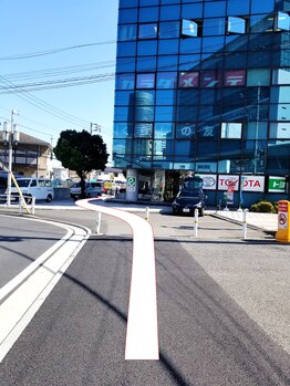 骨盤先生のカラダメンテ 新横浜店/ビル入口は、奥に進んだ所に。