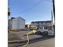 カグラビト(KaGu楽人)/駐車場はこの奥へ