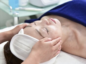 エクラン バイ ルシア(ekuRan by Rucia)の写真/【オールハンド施術/スパ/毛穴洗浄】リラックスしながら、深い深呼吸ができる時間を提供いたします。