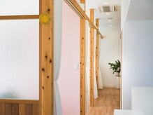 高専まえ整体院の雰囲気（【駐車場あり】温かみのあるおしゃれな内観♪）
