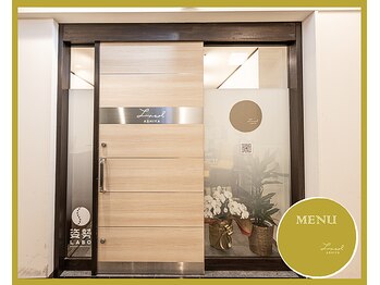 ルク ソル(Luxsol)/店舗入り口