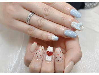 レースとドット柄ガーリーネイル